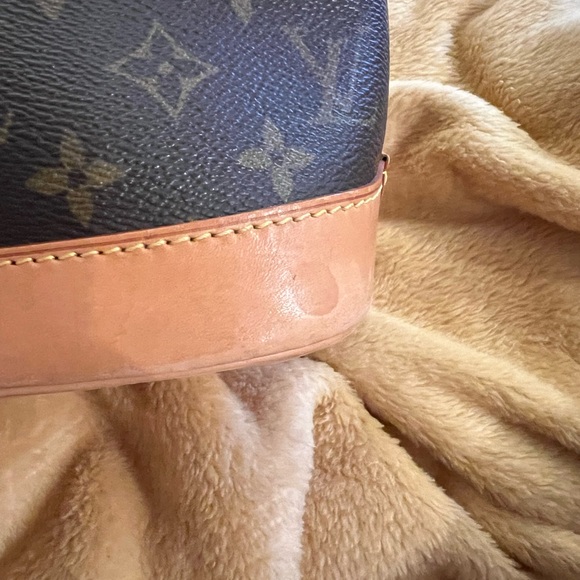 Louis Vuitton Alma PM Monogram Handbag. - Picture 14 of 15